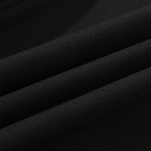 Macro-opname van zwarte softshell-stof met een geweven structuur met hoge dichtheid en mat