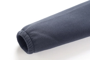 Dettaglio del polsino in pile grigio scuro con bordo elastico e cuciture rifinite