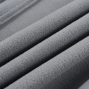 Detailopname van de grijze fleecevoering van een outdoor softshell jas