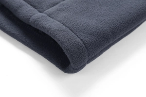 Dettaglio macro del tessuto pile blu scuro di qualità e delle doppie cuciture resistenti
