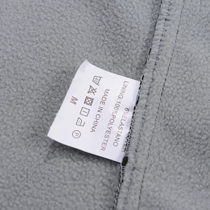 Macro-opname van fleecevoering en waslabel voor heren softshell outdoorjas