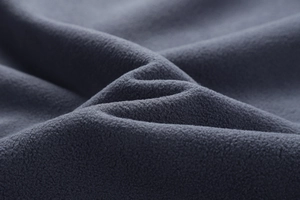 Macro del tessuto in pile blu navy che mostra la consistenza morbida e i dettagli fini