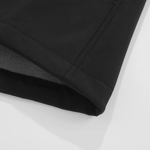 Detail van de softshell jas met winddichte stof en warme fleece binnenvoering