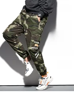 Détail du pantalon cargo camouflage pour homme avec poches latérales et bas élastiqués