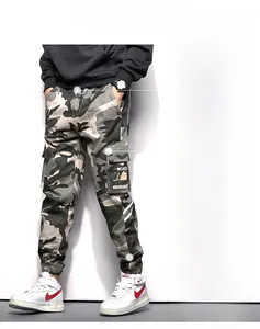 Détail du pantalon cargo camouflage avec taille à cordon et grandes poches latérales