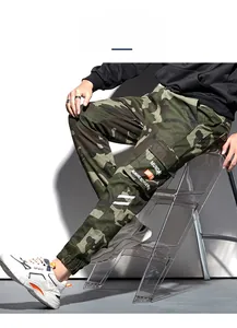 Détail du pantalon cargo camouflage vert militaire avec grandes poches latérales