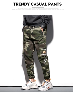 Détail du pantalon cargo camouflage avec poignets élastiques et grandes poches à rabat