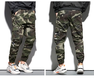 Détail du jogging cargo camouflage avec grandes poches latérales et cordon de serrage