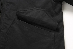 Macro-detail van twill-stof en versterkte klepzak op zwart casual jasje voor heren