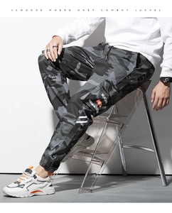 Détail de la poche latérale du pantalon cargo avec motif camouflage et étiquette