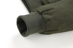 Detail van army green bomberjack met elastische geribde manchetten en duurzame katoenen stof