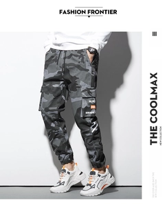 Détail de la poche cargo avec motif camouflage et étiquette décorative de texte