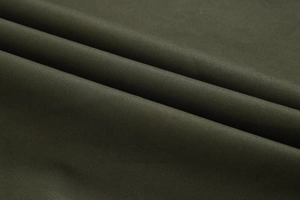 Detailopname van donker olijfgroen katoen twill stof met duurzame weefselstructuur