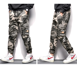 Détail du pantalon cargo camouflage avec poches latérales et imprimé Mundane