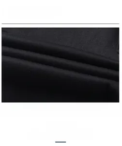 Vue macro de la texture du tissu en coton noir avec des détails de tissage précis