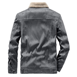 Dettaglio giacca in pelle scamosciata grigia con collo in pile beige e cuciture sul retro