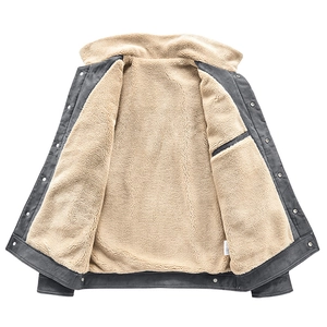 Dettaglio giacca in finta pelle scamosciata grigia con fodera in pelliccia sintetica beige