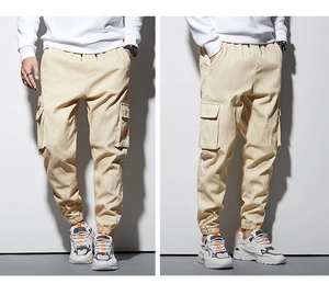 Détail du pantalon cargo avec taille élastique et grande poche à rabat imprimée