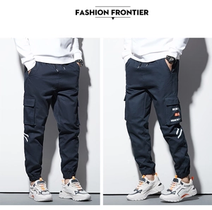 Vue détaillée du pantalon cargo bleu marine avec taille à cordon et poches à rabat
