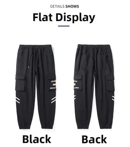 Détails du pantalon cargo noir avec taille élastique à cordon et poches latérales