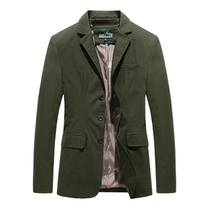 Dettaglio frontale del blazer da uomo in cotone verde oliva con tre bottoni e tasche a pattina