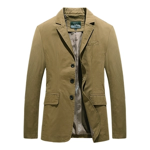 Dettaglio di un blazer in cotone kaki da uomo con fodera interna a motivi di montagna