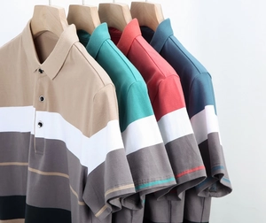 Detail von vier gestreiften Herren-Poloshirts, ordentlich gefaltet auf Holzbügeln in Farben