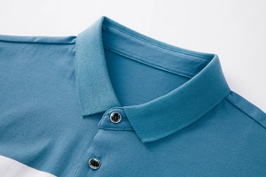Details von blauem Polo-Hemdkragen mit zwei schwarzen Knöpfen und feinem Strickgewebe