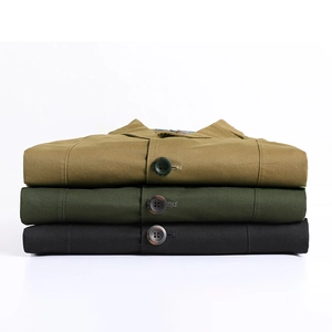 Blazer in cotone impilati in kaki, verde oliva e nero che mostrano la trama del tessuto