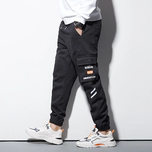 Pantalon cargo noir pour homme avec poches à rabat et rayures blanches sur le côté