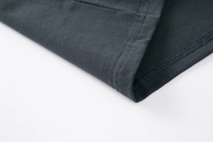 Detailansicht der Doppelnaht und Stricktextur auf dem dunkelgrauen Eisseide-Poloshirt
