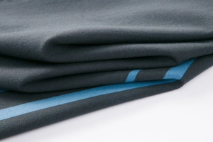 Detailansicht von dunkelgrauem Polo-Strickstoff mit blauen Streifen und feiner Textur