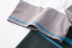 Details des dreifarbigen Polohemd-Ärmels mit blauen Streifen und feinen Nähten