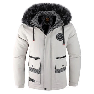 Détail de veste d'hiver à capuche avec col en fourrure et poches utilitaires multiples