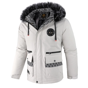 Détail de la parka d'hiver pour hommes avec col en fourrure et écusson brodé sur la poitrine