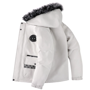 Détail de la parka d'hiver avec tissu blanc, col en fourrure et écusson brodé