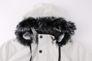Détail de parka d'hiver avec col en fourrure noire et doublure à imprimé lettré