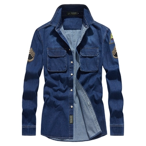 Camicia di jeans blu classica da uomo con maniche lunghe e toppe in stile militare