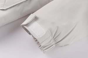 Détail du poignet de la veste avec sangle velcro réglable et texture de tissu élastique