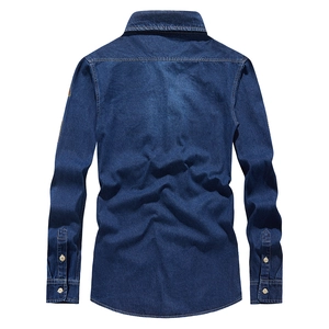 Camicia di jeans blu scuro da uomo a maniche lunghe, vista posteriore con dettagli di cucitura