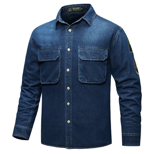 Camicia di jeans classica blu scuro a maniche lunghe con tasche e stemma sulla manica