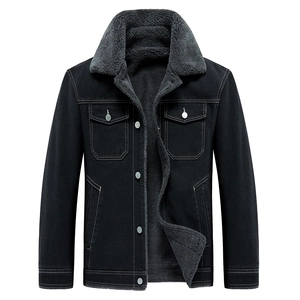 Giacca di jeans nera da uomo con fodera in pile grigio e bottoni metallici su fondo bianco