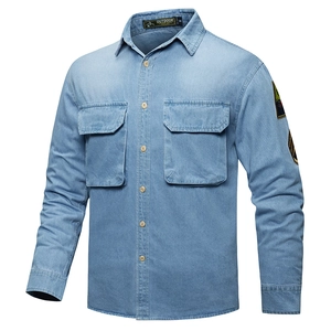 Camicia di jeans celeste da uomo a maniche lunghe con tasche sul petto e stemma