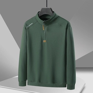 Detalle de sudadera verde militar con media cremallera y cuello tipo cisne