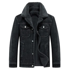 Giacca di jeans da uomo con spessa fodera in pile nero e bottoni classici sul davanti