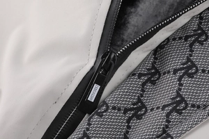 Détail du zip métallique et des coutures de tissus sur la veste d'hiver pour hommes
