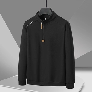 Detalle de sudadera negra para hombre con tirador de cuero y puños acanalados