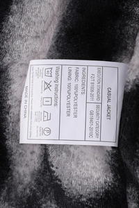 Étiquette d'entretien détaillée d'une veste décontractée montrant 100% de polyester