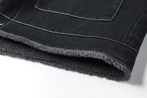 Detail van de zwarte denim zoom met grijze fleece voering en witte contraststiksels
