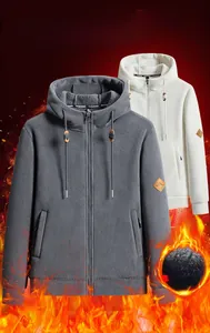 Detailaufnahme des Fleece-Hoodies mit dickem Thermofutter und Reißverschluss-Design